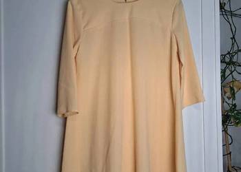 Sukienka żółta z eleganckim guziczkiem na plecach