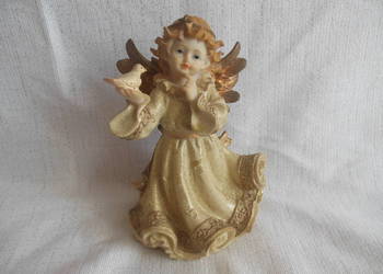 Figurka, aniołek z gołąbkiem z tworzywa