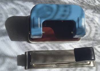 Dziurkacz i zszywacz biurowy z okresu PRL Dziurkacz i zszywacz biurowy z okresu PRL