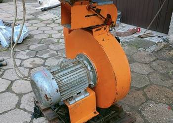 Śrutownik bijakowy tłoczący

7.5 kW silnik 
Elektrim