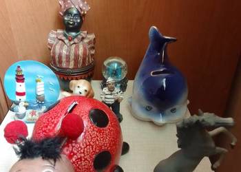 Skarbonki, Figurki i szpatułka