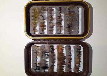 Przynęty wędkarskie: Muchowe 170 sztuk + pudełko.