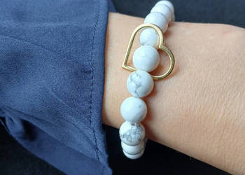 Bransoletka z Howlitu Lux 8mm z sercem. Złoty,biały, marmurek