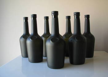 Butelki 0,5 l z nakrętkami z ciemnego szkła, satynowy połysk na trunki