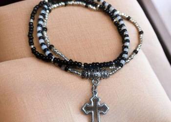 Bransoletka z koralików 3 warstwowa z zawieszka krzyża