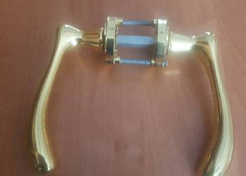 Nowa klamka pokojowa do drzwi.