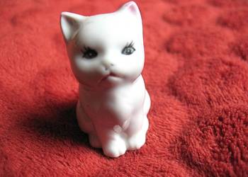 Kot - biały kotek, różowe uszka - porcelana - 4,5 x 3 x 2,5 cm