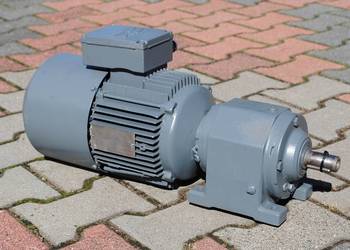 Motoreduktor dwubiegowy 0.3/1.3kw 23/98obr./min. z hamulcem, firmy SEW