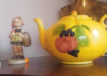 Dzbanek do herbaty.  Duży i piękny ja słoneczna dynia. Owoce