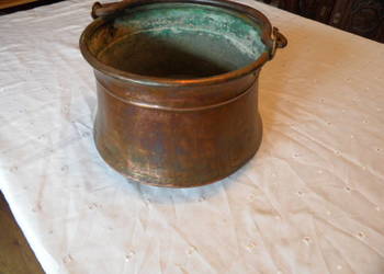 Średniowieczny duży kocioł miedziany Średniowieczny duży kocioł miedziany