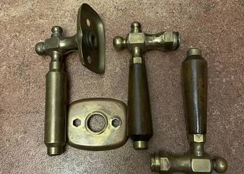 Stare klamki mosiężne z rączkami drewnianymi