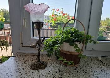 Lampka z różowym kloszem