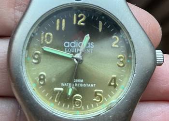 Męski zegarek z logo adidas na metalowej obudowie.