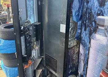 Automat vendingowy sprzedajacy puszki butelki
