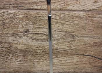 Krzyż prosty stojący w kolorze srebrnym.