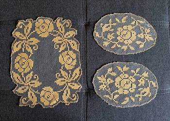 Zestaw 3 serwetek żółto-białych vintage ecru, kołkowe handmade rękodzieło