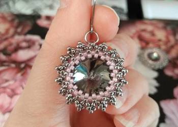 Kolczyki handmade koloru srebrnego z różowym akcentem