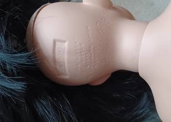 LALKA PORCELANA SYGNOWANA ORIENTALNA MA UBYTEK W PALUSZKACH