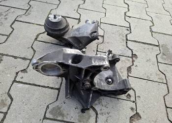 Opel Omega B FL Lift 3.0 MV6 Łapa Silnika Mocowanie Alternatora Poduszka
