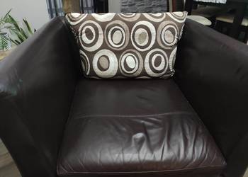 Fotel 96x96 cm i dwie pufy 84x78 cm w skórze.