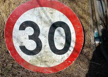 Znak drogowy uszkodzony Złomek z legalnego przetargu