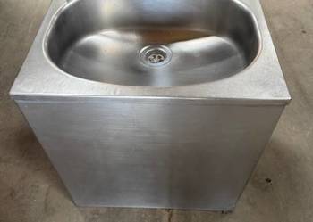 Umywalka na fotokomórkę ze stali nierdzewnej – kompaktowa i higieniczna