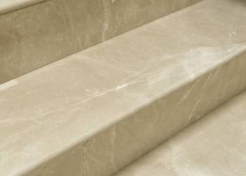 Stopień marmurowy Crema Marfil New polerowany z bullnose 135x33x2 cm