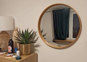 Okrągłe lustro w ramie.