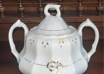 Wielka Cukiernica biała ze złotem. Bez sygnatury.