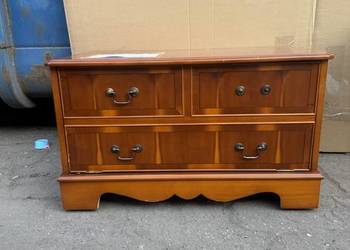 Komoda drewniana z szufladami w stylu kolonialnym