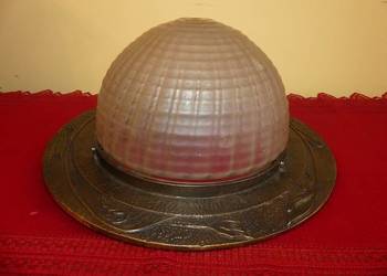 Piękny dekoracyjny plafon ze starym oryginalnym kloszem