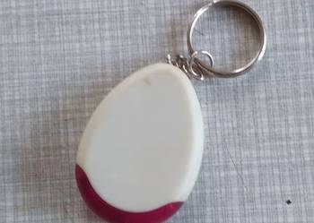 Brelok  lokalizator dźwiękowy mini latarka