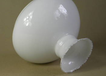 Biały szklany klosz kopulasty do lampy naftowej