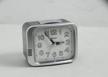 Budzik Seiko QHK028S Srebrno Czarny Klasyczny Czytelny