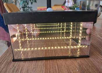 wieszak na klucze z półeczką na model samochodu efekt nieskończoności LED