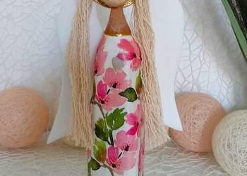 Romantyczny anioł w kwiecistej sukience