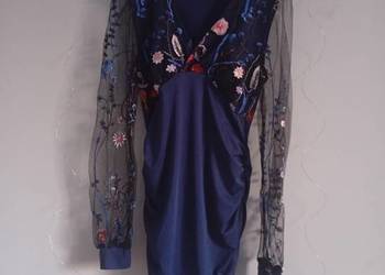 Elegancka sukienka z pięknymi rękawami