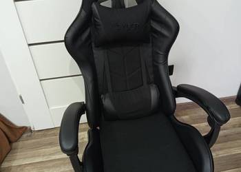 Sprzedam biurko wraz z fotelem gamingowym.