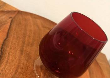 Ładny rubinowo- czerwony kielich