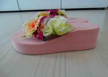 Buty Klapki Japonki na Koturnie Obłędne Zdobienia z Kwiatów Antypoślizgowe