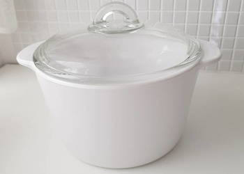Biały garnek ceramiczny żaroodporny ze szklaną pokrywą 22 cm