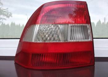Opel Vectra B sedan liftback lampa tył tylna lewa wkład oprawka oryginał