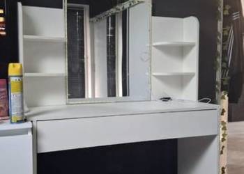 Biała toaletka z półkami i szufladą