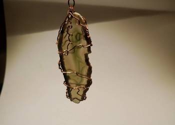 Ręcznie wykonana zawieszka z agatu oplecionego miedzianym drutem