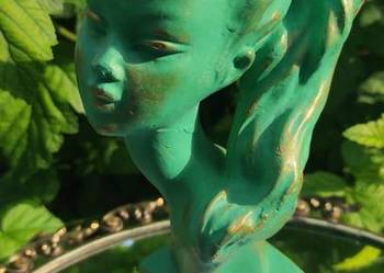 Dekoracyjna rzeźba przedstawiająca popiersie młodej kobiety, wykonana w sty