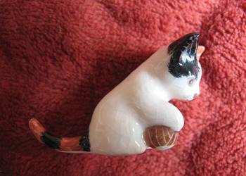 Kot - malutki kotek - figurka z porcelany - 3 x 5 x 1,5 cm