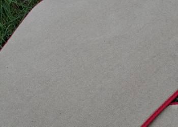 Beżowe dywaniki samochodowe welurowe z czerwoną lamówką – Komplet