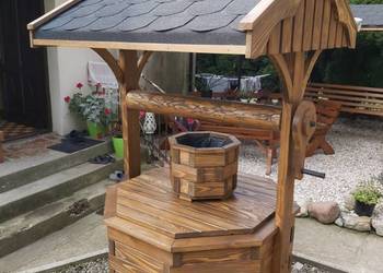 Drewniana obudowa studni