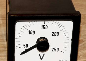 Miernik analogowy, woltomierz tablicowy E40, 250 VAC, LUMEL RETRO PRL