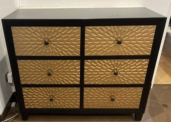 Komoda czarna ze złotymi szufladami